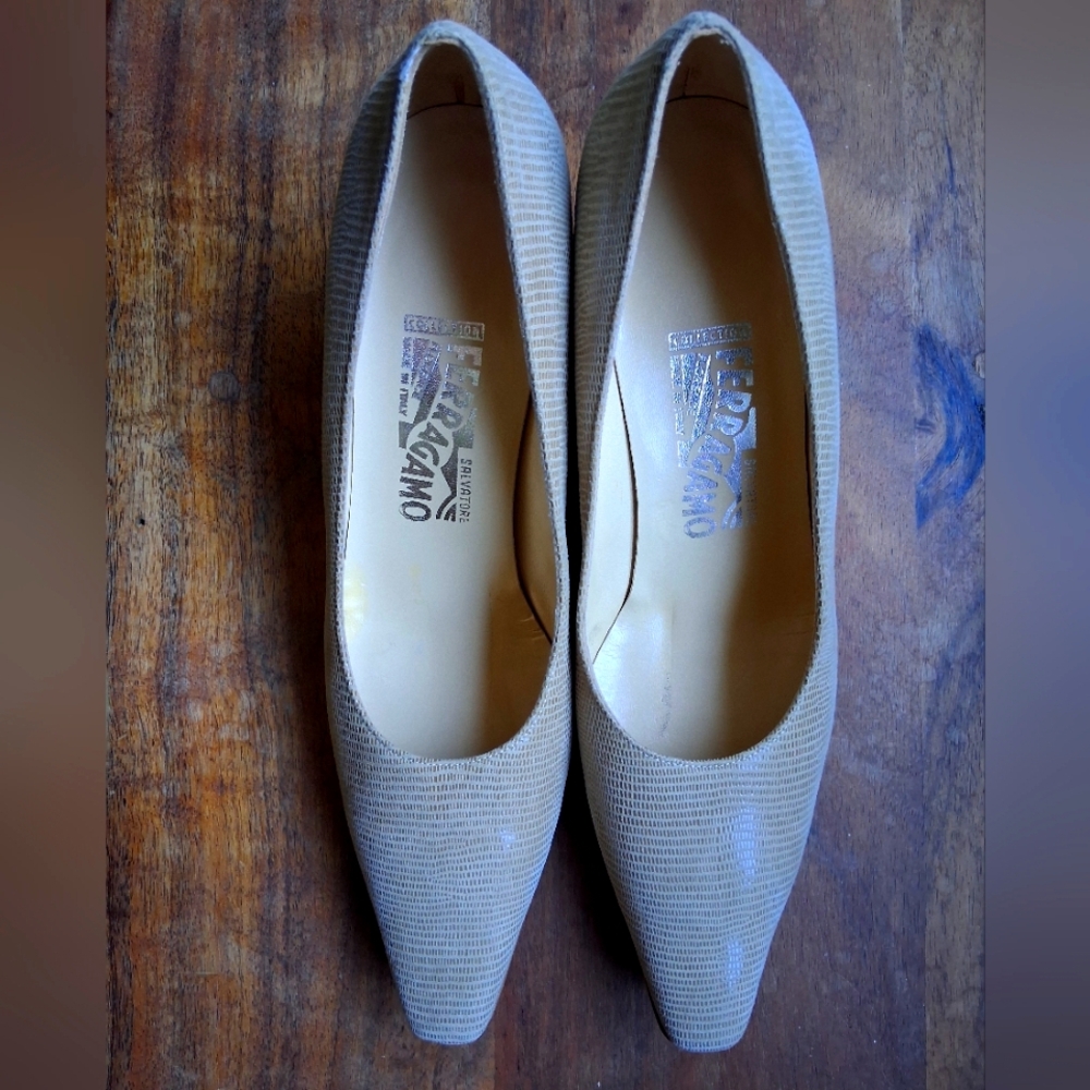 NW/oT ♡ Salvatore Ferragamo Sovrana Spiga Pepple Suede Kitten Heel ~ Size 9.5 AA